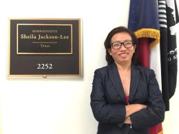 Tạ Phong Tần trước Văn phòng của Dân Biểu Sheila Jackson Lee (Bang Texas)