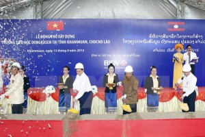 Thủ tướng Nguyễn Tấn Dũng tại buổi lễ khởi công xây trường Đại Học bên Lào