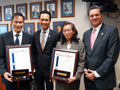 blogger Điếu Cày, Thị Trưởng Bảo Nguyễn, blogger Tạ Phong Tần và tổng quản trị Garden Grove, ông Scott Stiles. (Hình: Linh Nguyễn/Người Việt)