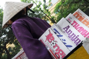 Một người bán báo dạo trên hè phố Hà Nội. (Hình: Hoang Dinh Nam/AFP/Getty Images)