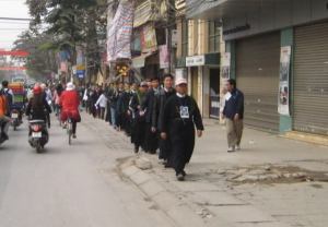 Thầy Tặng (mặc áo dòng, thứ 3 tính từ trên xuống) trong phiên xử sơ thẩm giáo dân Thái Hà