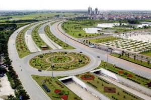 Hà Nội chi 53 tỷ đồng mỗi năm để cắt tỉa cỏ 24 km ở đại lộ Thăng Long.