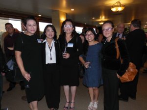 Cô Tạ Phong Tần (giữa) bên cạnh ân nhân và đồng hương. (Hình: Linh Nguyễn/Người Việt)