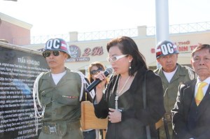 Tạ Phong Tần nói chuyện với đồng hương sau khi chào cờ Mùng 1 tết Đinh Dậu.