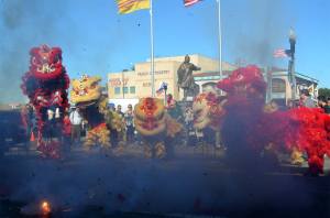 Dốt pháo ngày Mùn 1 Tết Đinh Dậu 2017 trước đền thời Đức Thánh Trần, đại lộ Bolsa Trần Hưng Đạo, Westminster city, Nam California. Ảnh: Raymond Addington.